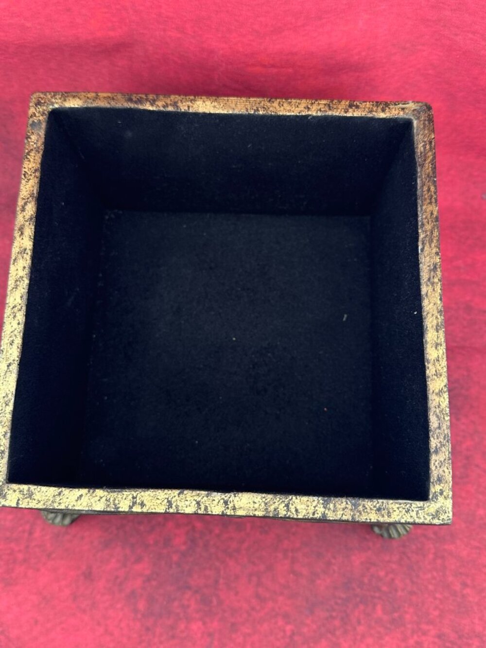 VINTAGE FOOTED JEWELRY RESIN DECORATED WITH FLORAL RELIEFS SQUARE BOX - Picture 7 of 12